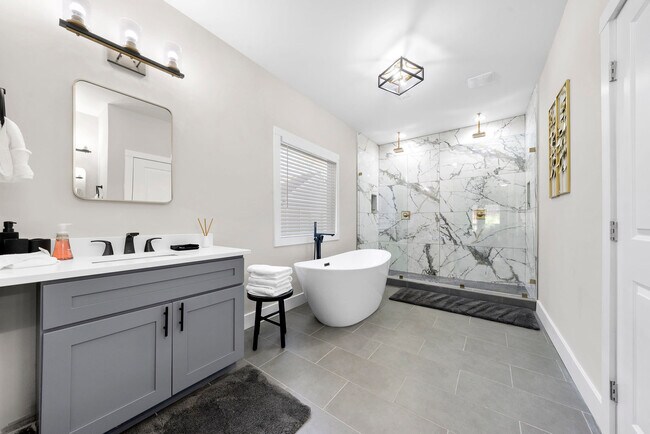 Building Photo - 201 Clay St SE