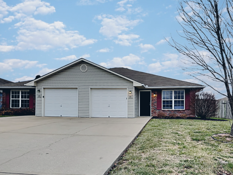 Foto principal - 407 NW Woodbury Dr