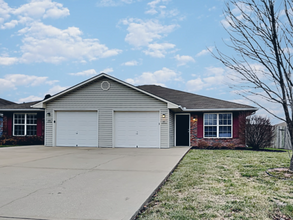 Building Photo - 407 NW Woodbury Dr