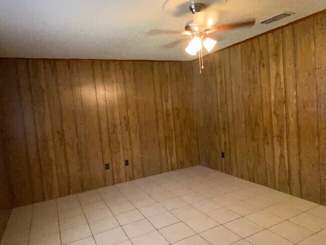 Building Photo - 402 Tammy Lynn Dr