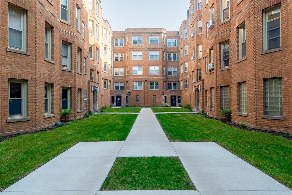 Primary Photo - 1349 W Estes Ave