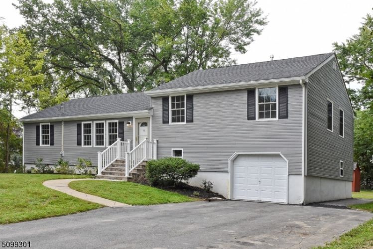 Foto principal - 17 Ertman Dr