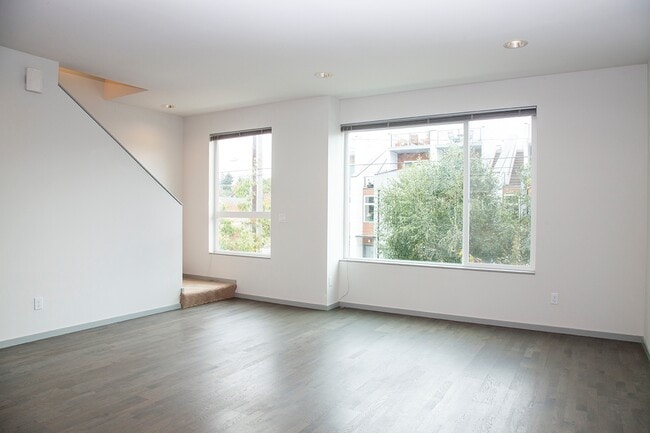Building Photo - West Seattle Townhouse