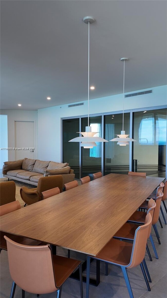 Building Photo - 18555 Collins Ave