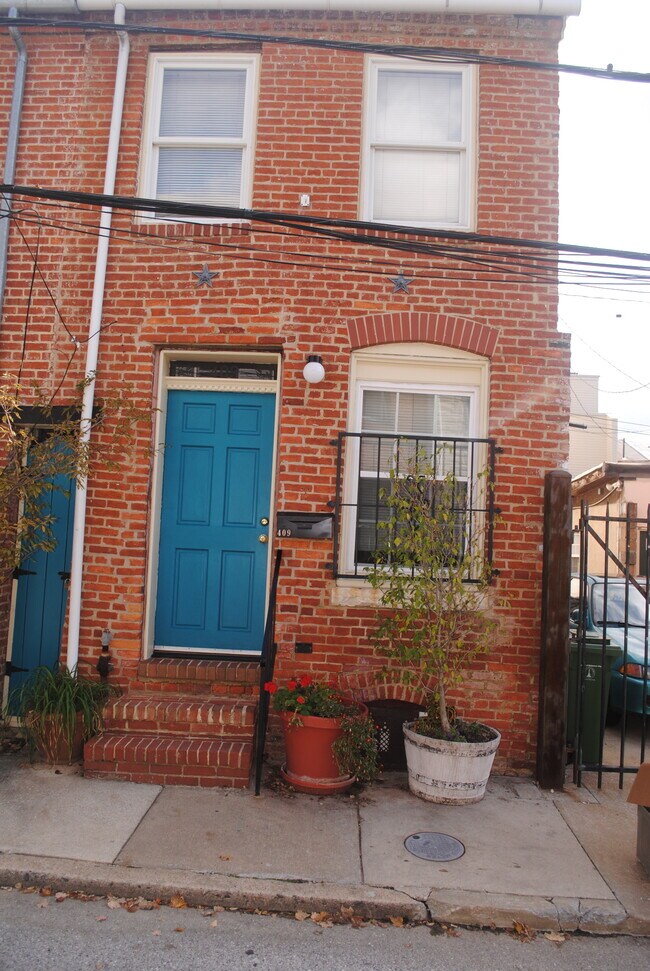 Building Photo - 409 S Chapel St