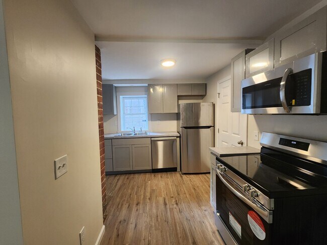 Building Photo - Midtown Duplex Apartment 1 Bed 1 Bath Wate...