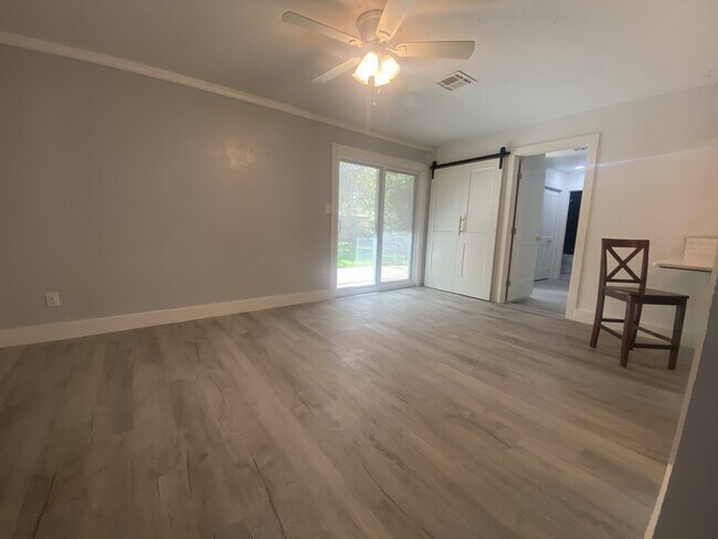 Foto del edificio - 2220 Louise Ln