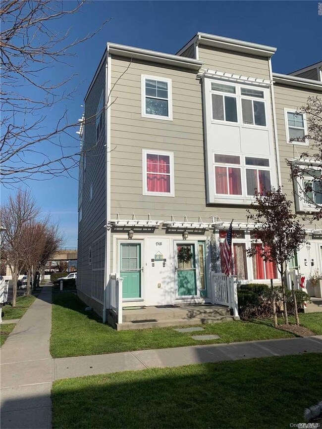 Building Photo - 75-18 Aquatic Dr