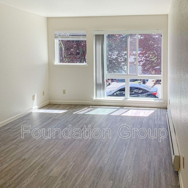 Building Photo - 916 N 104th St