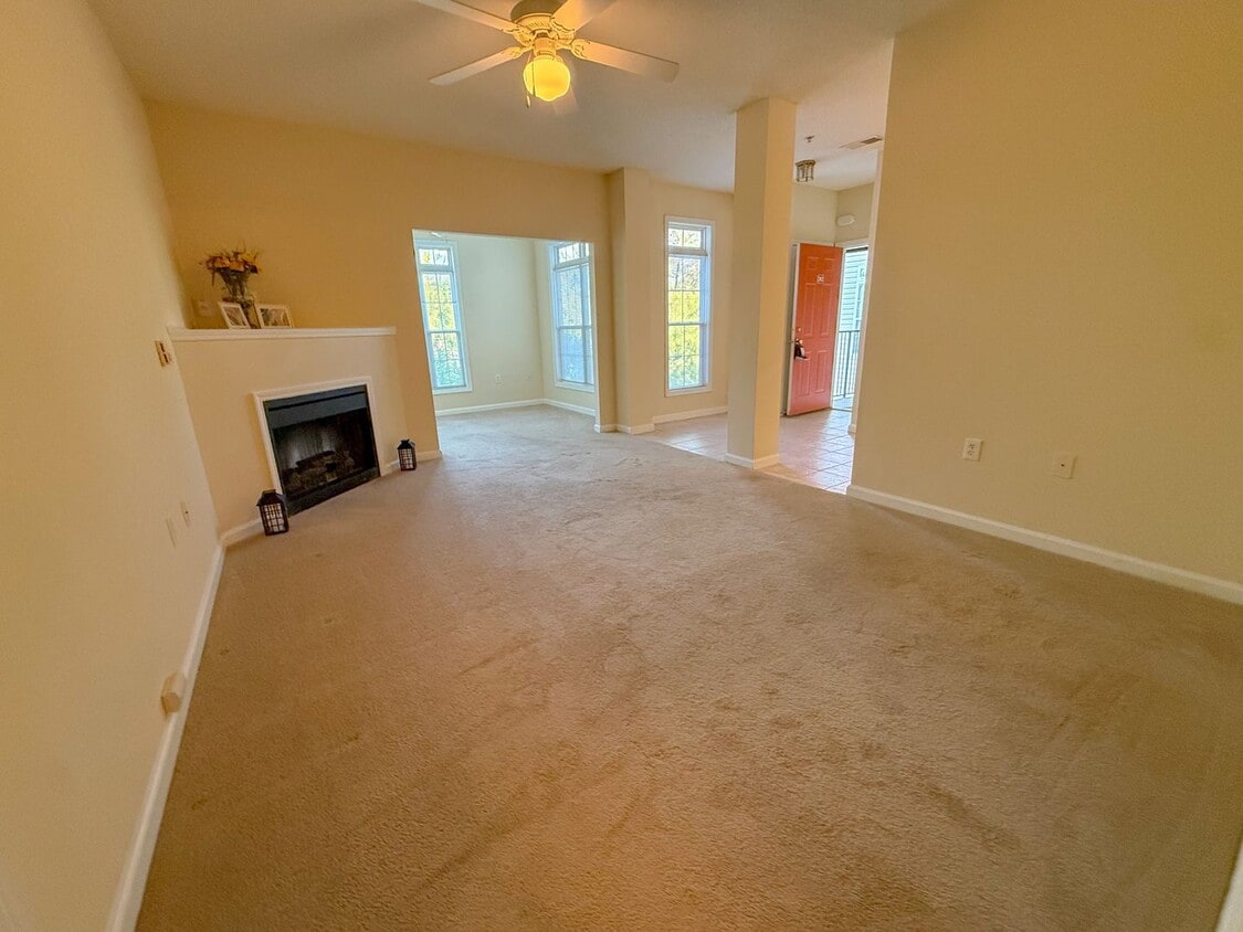 Special Rate! SPACIOUS 1 Bed 1.5 Bath Condo with Sunroom and AMENITIES!!! - Special Rate! SPACIOUS 1 Bed 1.5 Bath Condo with Sunroom and AMENITIES!!!