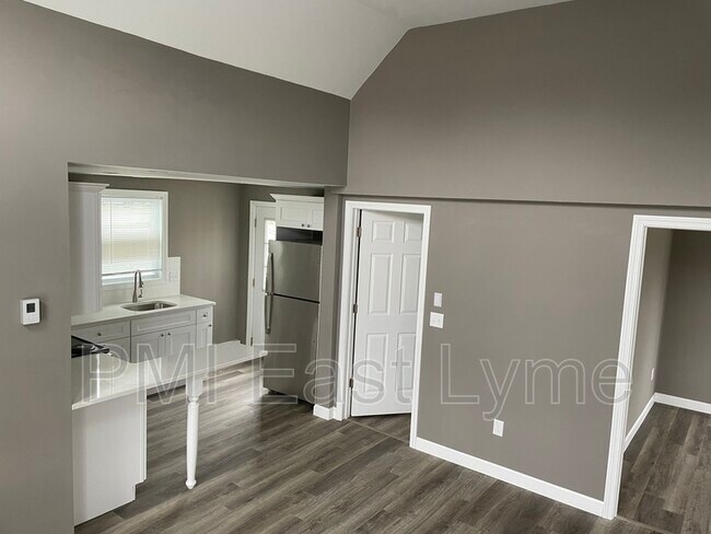 Foto del edificio - 24 Railroad Ave