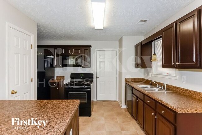 Foto del edificio - 9553 Lakeview Cir