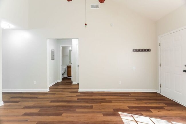 Building Photo - 2757 Southwood Ln