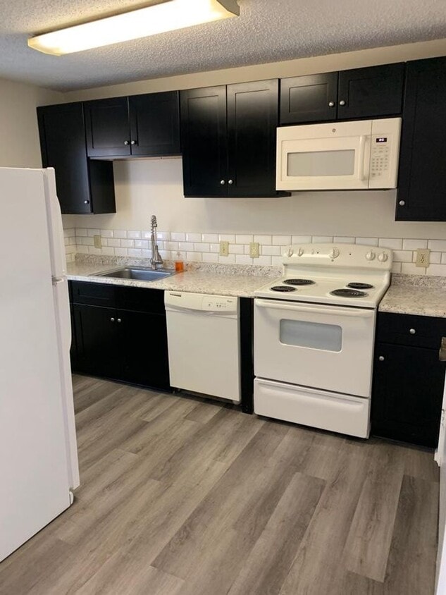 Foto principal - 1 BED 1 BATH CONDO AT MYRTLE GREENS