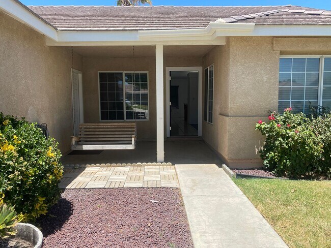 Foto del edificio - Rosamond Pool Home