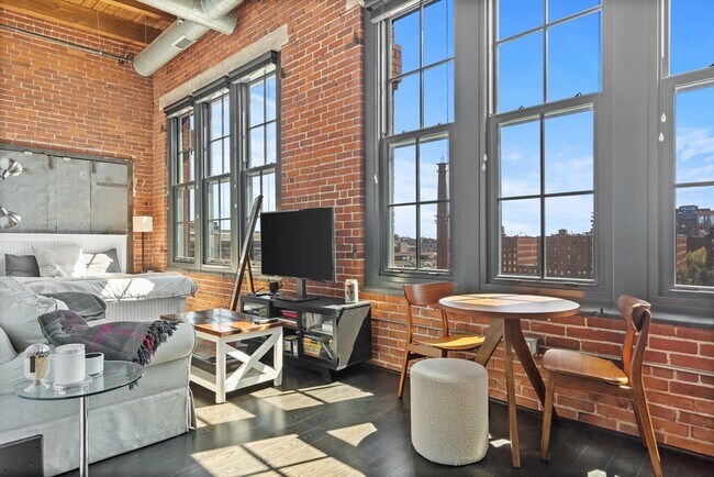 Building Photo - 319 A St