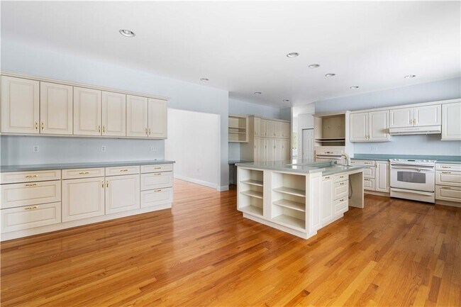 Building Photo - 18 Peggy Ln