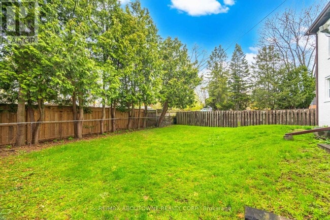 Building Photo - 486 Holtby Ave