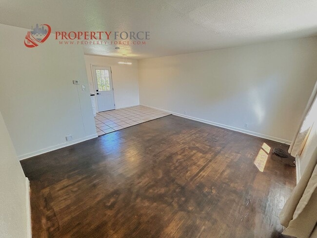 Building Photo - 2 Bedroom 1 Bath - Nicely Updated home wit...