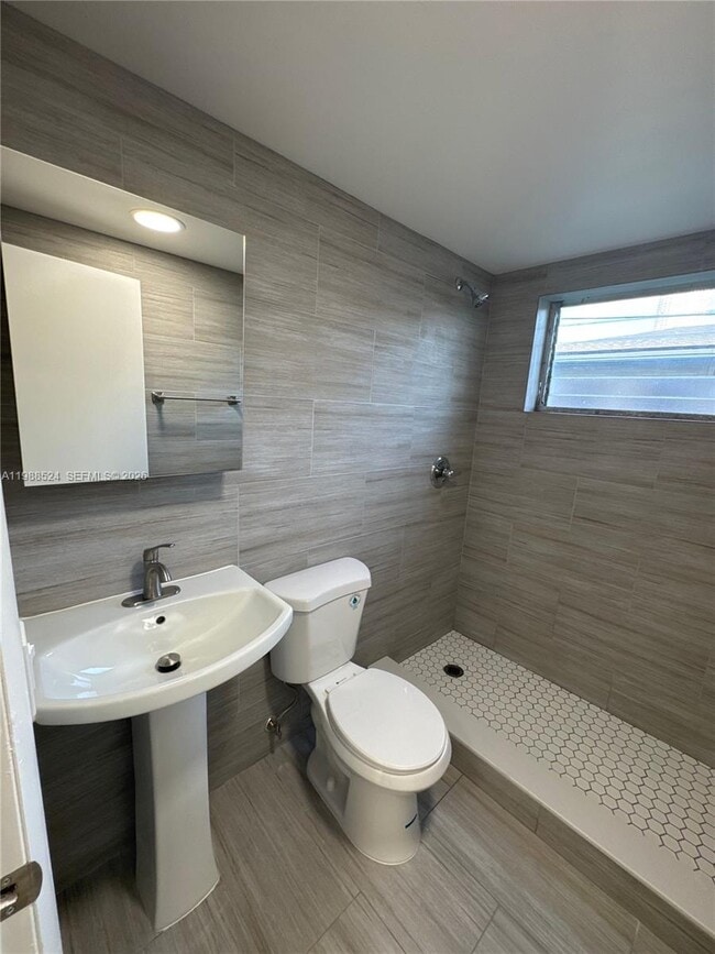 Building Photo - 619 SW 7th Ave