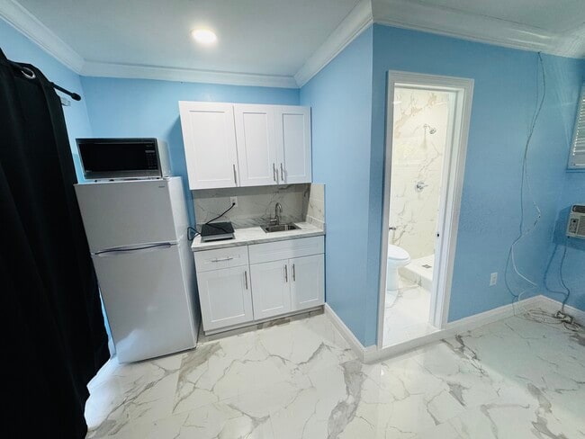 Building Photo - 6633 Dahlia Dr