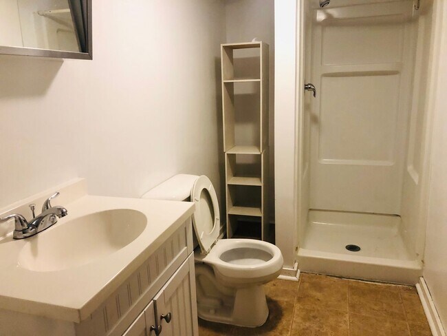Foto del edificio - 5 Bedroom House - Walking distance from Ce...