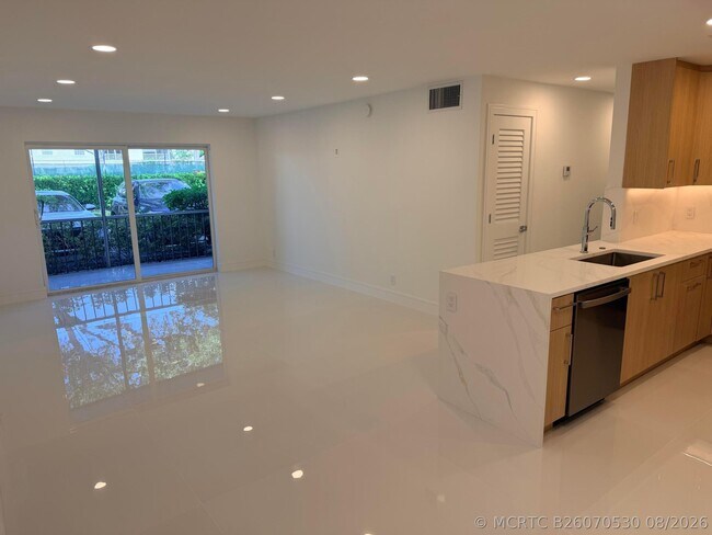 Building Photo - 6439 Bay Club Dr