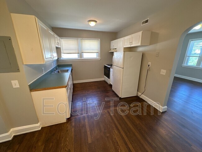 Building Photo - 3157 Parkview Ave