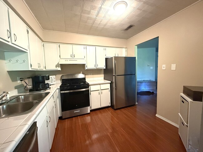 Building Photo - 1705 Lakecliffe Dr