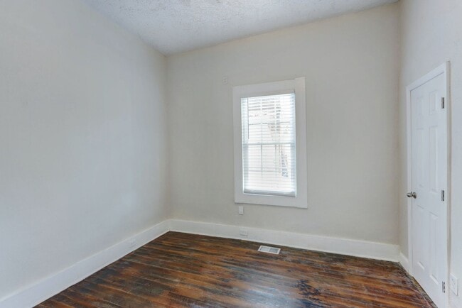 Building Photo - Renovated single family, fenced yard, close to Historic District/SCAD