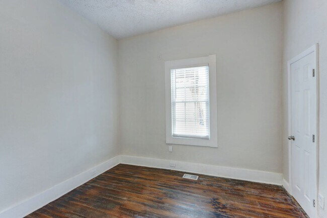 Foto del edificio - Renovated single family, fenced yard, close to Historic District/SCAD