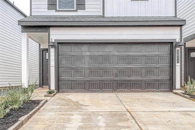 Building Photo - 3012 Mesa Dr