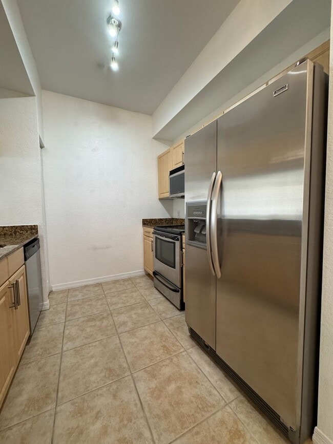 Building Photo - Broadway Promenade annual unfurnished 2/2 ...