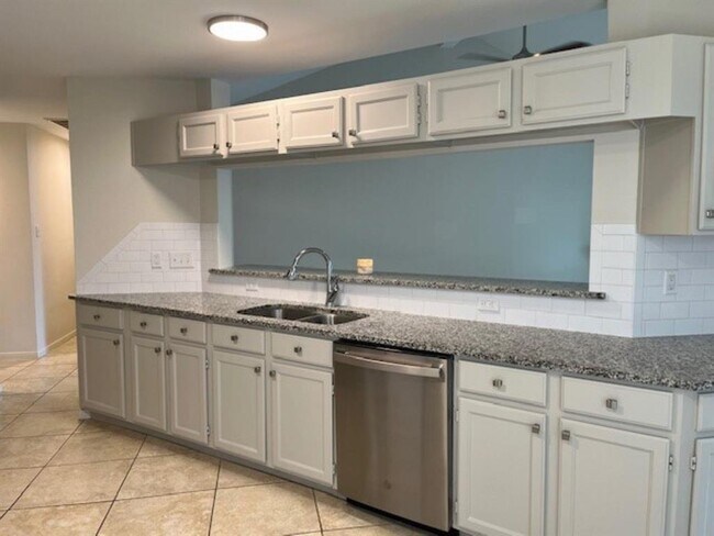 Building Photo - 2502 Clear Ridge Dr