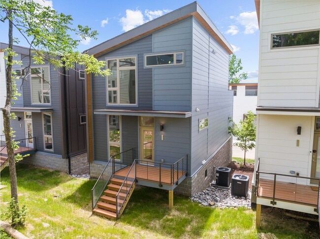Building Photo - 3038 Edwin Cir
