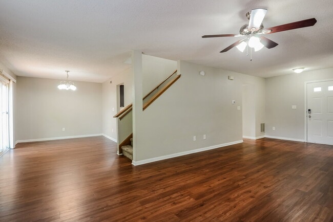 Building Photo - 707 Deer Trail Dr