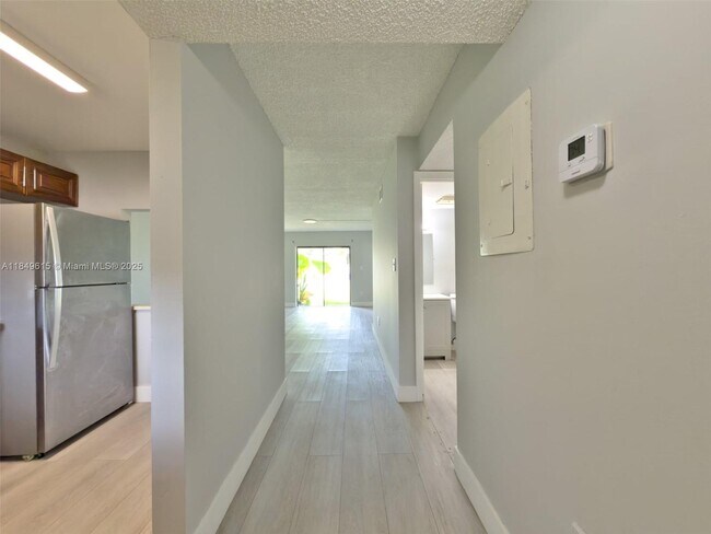 Foto del edificio - 6001 Shaker Wood Cir