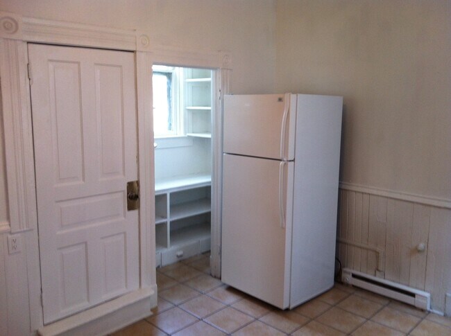 Foto del edificio - 221  E. 3RD ST   A &amp; B  — 223  E. 3RD ...