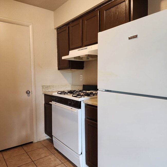 Building Photo - 2BR 1BA - $800/m & $500 deposit