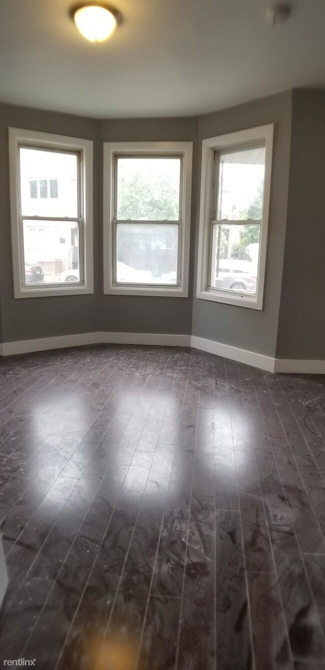 Foto del edificio - 3 br, 1 bath  - 681 S 20th St Apt 1