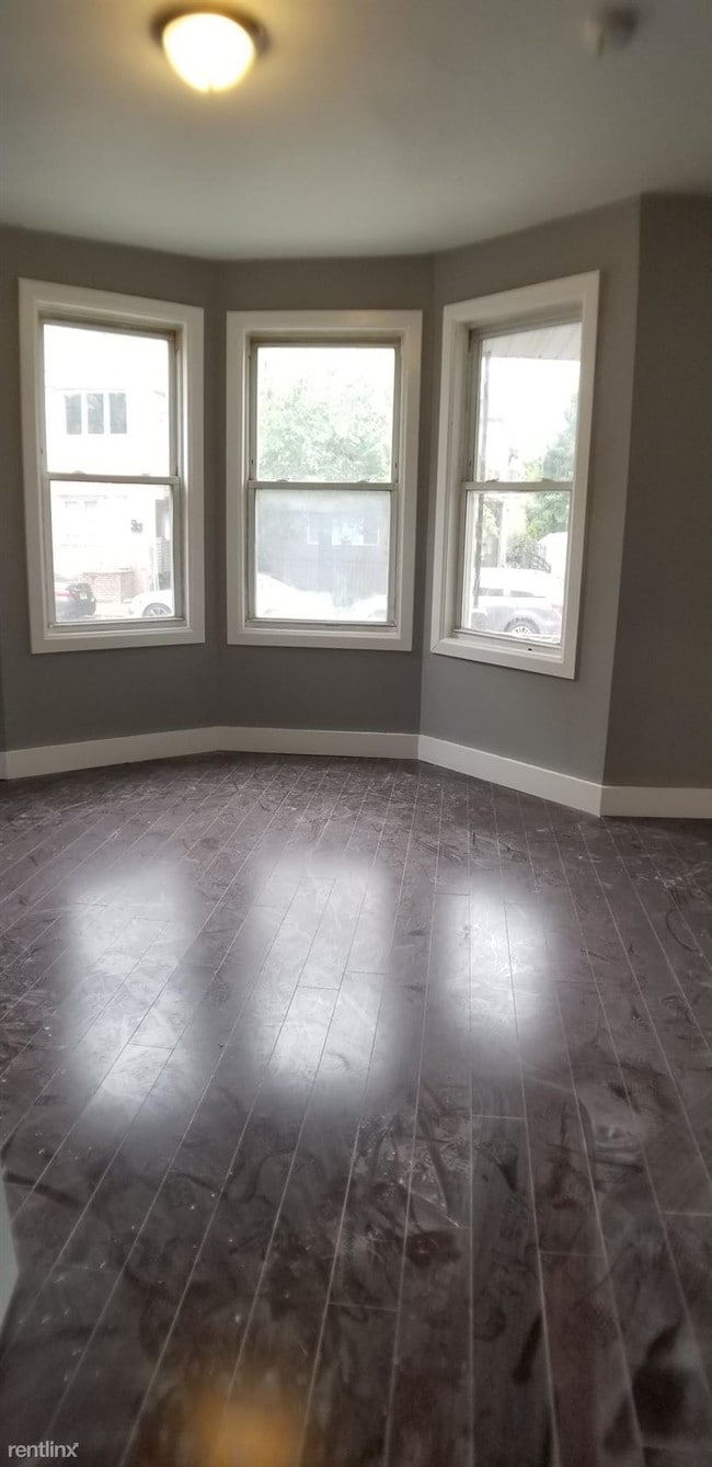 Building Photo - 3 br, 1 bath  - 681 S 20th St Apt 1
