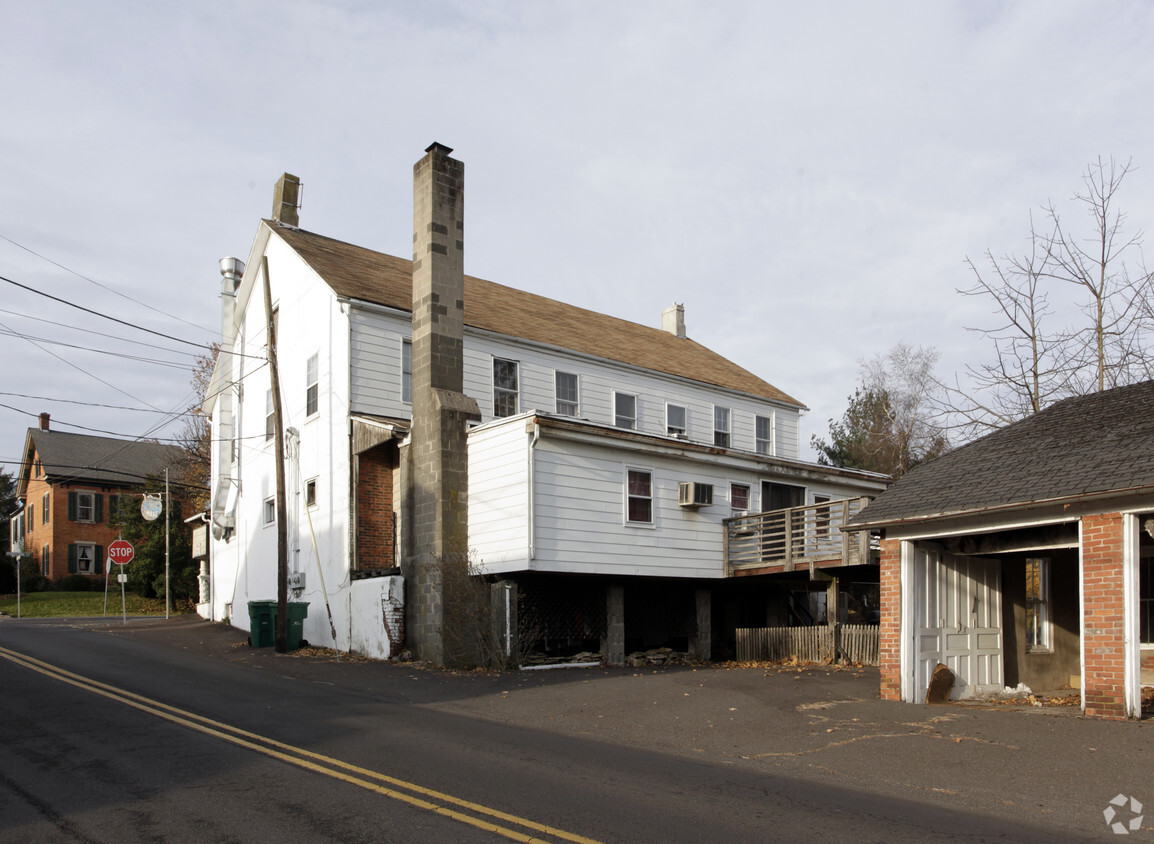 Building Photo - 2201 Spinnerstown Rd