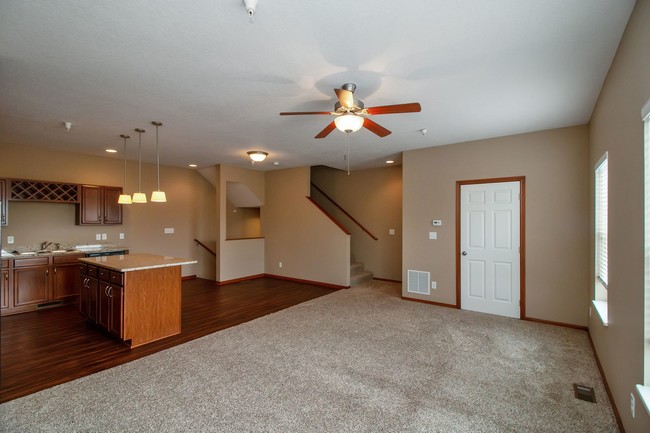 Building Photo - Maplewood Townhouses