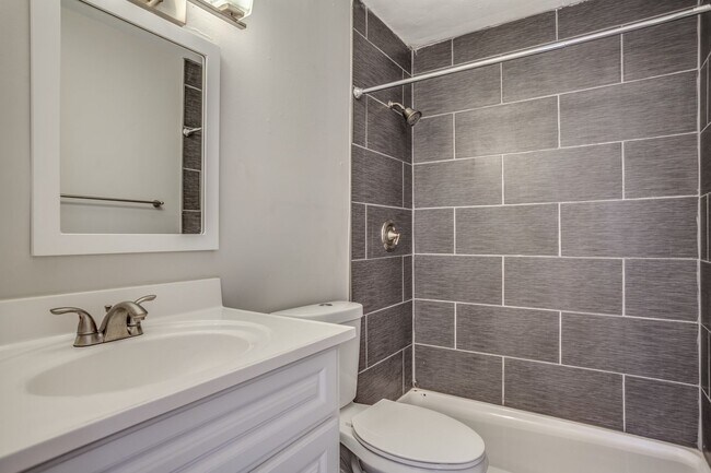 Building Photo - 744 Polk St NE