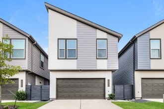 Building Photo - 18310 W Centro Cir