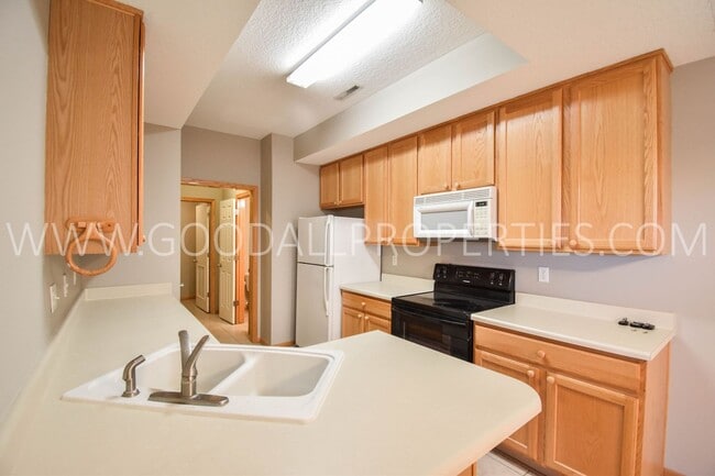 Building Photo - Beautiful West Des Moines Townhome for Rent