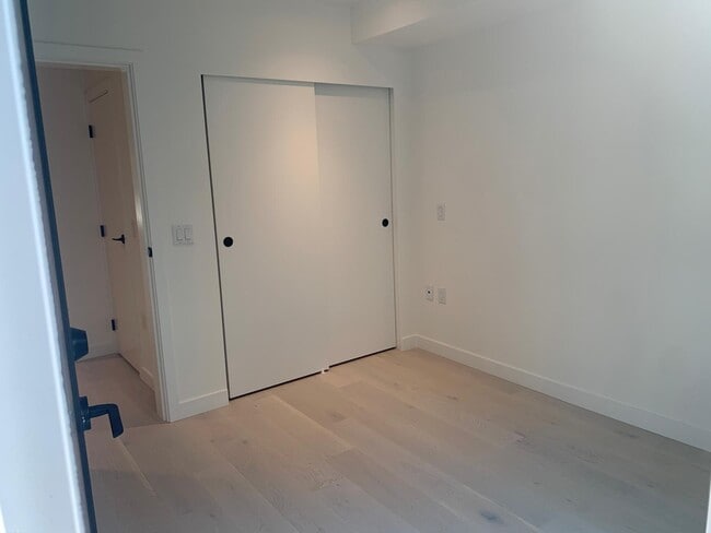 Building Photo - 540-540 W 28th Ave