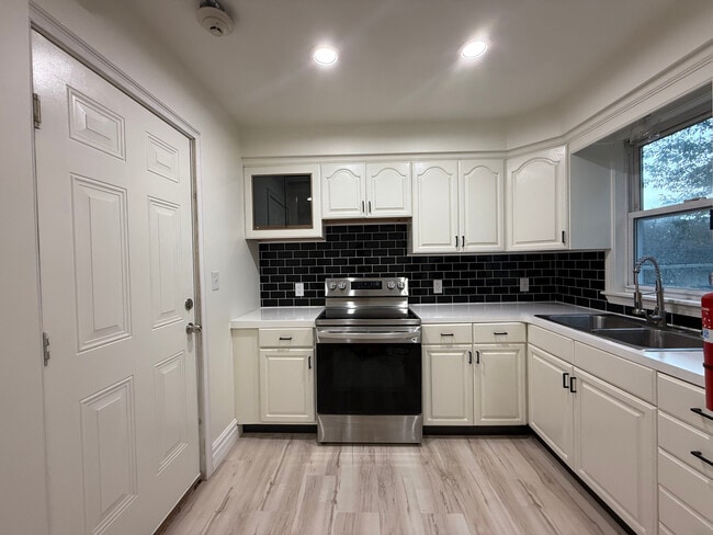 Kitchen - 98 Summit St
