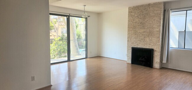 Building Photo - 152 S Oakhurst Dr