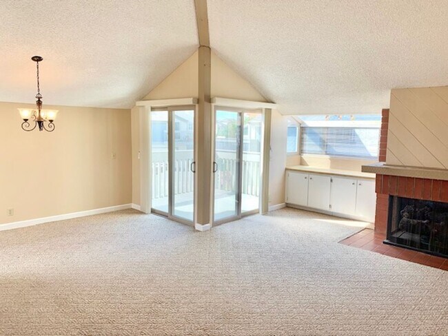 Building Photo - Oxnard | 1 Bed + 1.5 Bath + Loft Condo | L...